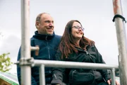 Die neue Beziehung zu Guido gibt Lisa emotionalen Rückhalt und entlastet sie beim Bau stark. Die neue Beziehung zu Guido gibt Lisa emotionalen Rückhalt und entlastet sie beim Bau stark.
