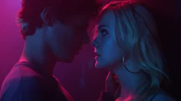 Der fr&uuml;here "Teen Spirit"-Gewinner und Popstar Keyan Spears (Ruairi O'Connor, l.) versucht Violet (Elle Fanning, r.) im Auftrag seines Labels zu einem vorzeitigen Plattenvertrag zu verf&uuml;hren.