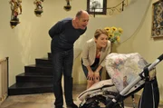 Hubert und Uschi sind gespannt, ob Franzis erstes Wort Mama oder Papa sein wird. Von links: Hubert Kirchleitner (Bernhard Ulrich) und Uschi Kirchleitner (Silke Popp).