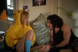 Obwohl sie eigentlich aus &Uuml;berzeugung Single ist, geht Reality (Emilia Jones) zwischenzeitlich eine Beziehung mit Andre (Danny Ramirez) ein.
