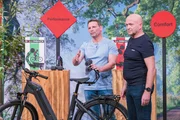 Andreas Tscheining (r.) und Josef Bogensch&uuml;tz pr&auml;sentieren die Fahrradr&uuml;ckenst&uuml;tze Rollerback. Sie erhoffen sich ein Investment von 150.000 Euro f&uuml;r 20 Prozent der Firmenanteile.  +++