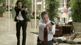 In Washington wurde in einer Shopping Mall geschossen: David (Kiefer Sutherland) und Jill (Eva Longoria) versuchen, den T&auml;ter zu stellen.