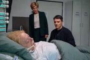 Zwischen Leben und Tod: Die Ermittlungen um einen ermordeten Oberarzt werden für Kommissar Rico Sander (Benjamin Strecker) zum persönlichen Albtraum. Seine Mutter, Pia Sander (Martina Eitner-Acheampong, l.), wird in der Klinik, in der der ermittelt wird, zeitgleich an einem Nierentumor operiert. Kriminalhauptkommissarin Martina Seiffert (Astrid M. Fünderich, M.) zeigt sich zu Recht besorgt. Zwischen Leben und Tod: Die Ermittlungen um einen ermordeten Oberarzt werden für Kommissar Rico Sander (Benjamin Strecker) zum persönlichen Albtraum. Seine Mutter, Pia Sander (Martina Eitner-Acheampong, l.), wird in der Klinik, in der der ermittelt wird, zeitgleich an einem Nierentumor operiert. Kriminalhauptkommissarin Martina Seiffert (Astrid M. Fünderich, M.) zeigt sich zu Recht besorgt.