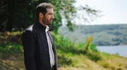 Der örtliche Kommissar Romain (Théo Costa-Marini) kannte die verschwundenen Kinder. Der örtliche Kommissar Romain (Théo Costa-Marini) kannte die verschwundenen Kinder.
