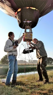 Kameramann Ralph Schieke (r.) und Ballonpilot Jürgen Meier bereiten den Modell-Heißluftballon für Flugaufnahmen im Artland vor. Kameramann Ralph Schieke (r.) und Ballonpilot Jürgen Meier bereiten den Modell-Heißluftballon für Flugaufnahmen im Artland vor.