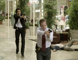 In Washington wurde in einer Shopping Mall geschossen: David (Kiefer Sutherland) und Jill (Eva Longoria) versuchen, den T&auml;ter zu stellen.