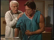 Der bei einem Verkehrsunfall verletzte Steve (Barry Van Dyke, r.) weigert sich, auf den Rat seines Vaters Mark (Dick Van Dyke, l.) zu hören und will das Krankenhaus möglichst schnell wieder verlassen. Der bei einem Verkehrsunfall verletzte Steve (Barry Van Dyke, r.) weigert sich, auf den Rat seines Vaters Mark (Dick Van Dyke, l.) zu hören und will das Krankenhaus möglichst schnell wieder verlassen.