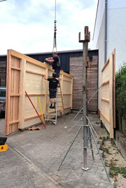 Auf der Baustelle: Zimmermann Sebastian Mitsch richtet das große Wandelement für den Carport aus. Auf der Baustelle: Zimmermann Sebastian Mitsch richtet das große Wandelement für den Carport aus.