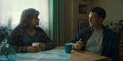 Peppi (Johannes Kienast, r.) hofft, dass seine Mutter Martina (Anke Engelke) die Einladung zum Klassentreffen für ihn bekommen hat. Peppi (Johannes Kienast, r.) hofft, dass seine Mutter Martina (Anke Engelke) die Einladung zum Klassentreffen für ihn bekommen hat.