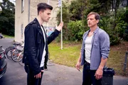 Moritz Schenker (Patrick Mölleken) macht Stefan (Hendrik Duryn, r.) eine Ansage wegen seiner Mutter Nina. Moritz Schenker (Patrick Mölleken) macht Stefan (Hendrik Duryn, r.) eine Ansage wegen seiner Mutter Nina.