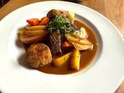 Die Hauptspeise vom Nothaft Gew&ouml;lbe: &bdquo;Lallinger Mostbraten&ldquo; vom Kalb mit glasierten Apfelspalten.
