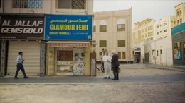 Jeffrey Rhodes unterh&auml;lt sich mit einem Gesch&auml;ftsmann auf dem Gold Souk in Dubai.