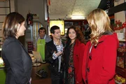 Bilge (Olgu Caglar, M.) fällt ein Stein vom Herzen, als er Jessica (Isabell Ege, r.) und Chris (Sophie Thomalla, l.) seine Tante Ayten (Türkis Talay, 2.v.r.) als knackige Ex-Freundin verkaufen kann ... Bilge (Olgu Caglar, M.) fällt ein Stein vom Herzen, als er Jessica (Isabell Ege, r.) und Chris (Sophie Thomalla, l.) seine Tante Ayten (Türkis Talay, 2.v.r.) als knackige Ex-Freundin verkaufen kann ...