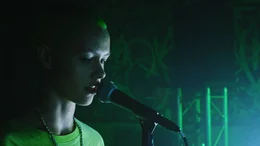 In einem kleinen Club singt Elina (Elsi Sloan) zum ersten Mal den Song, den sie &uuml;ber ihre Gef&uuml;hle zu Sofia geschrieben hat.