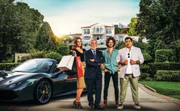 Der Million&auml;r und Unternehmer Francis Bartek finanziert das komplette Leben seiner drei erwachsenen, aber unselbstst&auml;ndigen Kinder Stella, Alexandre und Philippe. Von links: Stella Bartek (Camille Lou), Francis Bartek (G&eacute;rard Jugnot), Alexandre Bartek (Louka Meliava) und Philippe Bartek (Artus)