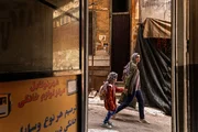 Mit der kleinen Nooria (Sara Taheri, l.) an der Hand versucht Amina (Hannah Abdoh) sich durch die dunklen Gassen von Kabul zu ihren Eltern in der franz&ouml;sischen Botschaft durchzuschlagen.