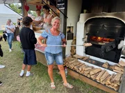 Ein Stand mit Sengzelten auf dem Donaufest in Deggendorf.