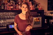 Lucy (Zoe Moore) jobbt nebenher in der Kneipe, in der Timo als Türsteher arbeitet. Lucy (Zoe Moore) jobbt nebenher in der Kneipe, in der Timo als Türsteher arbeitet.