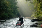 Mann mit Kanu in einem Fluss Mann mit Kanu in einem Fluss