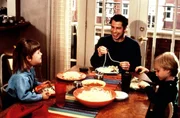 Neben den beiden Kindern toben bei James (John Travolta) und Mollie (Kirstie Alley) nun auch noch zwei Hunde herum: eine affektierte Pudeldame und ein r&auml;udiger Stra&szlig;enk&ouml;ter. Doch Molly besch&auml;ftigen noch ganz andere Probleme. Sie hat ihren Job verloren, w&auml;hrend James Privatpilot geworden ist _ und seine neue Chefin versteht unter Diensterf&uuml;llung mehr als nur Fliegen.