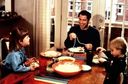 Neben den beiden Kindern toben bei James (John Travolta) und Mollie (Kirstie Alley) nun auch noch zwei Hunde herum: eine affektierte Pudeldame und ein r&auml;udiger Stra&szlig;enk&ouml;ter. Doch Molly besch&auml;ftigen noch ganz andere Probleme. Sie hat ihren Job verloren, w&auml;hrend James Privatpilot geworden ist _ und seine neue Chefin versteht unter Diensterf&uuml;llung mehr als nur Fliegen.
