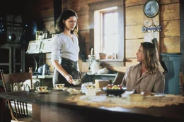 Die h&uuml;bsche Isabel II (Karina Lombard, l.) f&uuml;hlt sich von dem draufg&auml;ngerischen Tristan (Brad Pitt, r.) stark angezogen ...