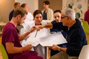Von links: Lukas Hilpert (Niklas Löffler), Dr. Nadira Abbas (Yasmina Djaballah), Sofia Abbas (Kiara Brunken), Prof. Dr. Alexander von Arnstett (Florian Fitz). Von links: Lukas Hilpert (Niklas Löffler), Dr. Nadira Abbas (Yasmina Djaballah), Sofia Abbas (Kiara Brunken), Prof. Dr. Alexander von Arnstett (Florian Fitz).