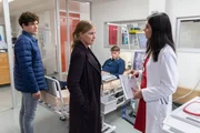 Die Ärztin Dr. Leyla Sahin (Pegah Ferydoni, r.) bittet Vera Lanz (Katharina Böhm, M.) und Korbinian Kirchner (Jonathan Hutter, l.), das Krankenhaus zu verlassen und die Befragung des Patienten Florian Blanke (Leon Blaschke, 2.v.r.) zu unterlassen. Die Ärztin Dr. Leyla Sahin (Pegah Ferydoni, r.) bittet Vera Lanz (Katharina Böhm, M.) und Korbinian Kirchner (Jonathan Hutter, l.), das Krankenhaus zu verlassen und die Befragung des Patienten Florian Blanke (Leon Blaschke, 2.v.r.) zu unterlassen.