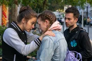 Agata (Elina Vildanova, l.) und ihr Freund Hannes (Max Hegewald) versuchen, Olga (Nicole Urbanek, M.) die Angst vor ihrer bevorstehenden Abtreibung zu nehmen.