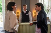 Pauline Hobrecht (Agnes Decker) und Samir Amari (Skandar Amini, r.) sind im Hotel und befragen den Auszubildenden Emil Trosdorf (Arne-Carlos Böttcher, M.). Er gibt ihnen den Hinweis, dass der Tote zusammen mit einer unbekannten Frau auf dem Zimmer war. Pauline Hobrecht (Agnes Decker) und Samir Amari (Skandar Amini, r.) sind im Hotel und befragen den Auszubildenden Emil Trosdorf (Arne-Carlos Böttcher, M.). Er gibt ihnen den Hinweis, dass der Tote zusammen mit einer unbekannten Frau auf dem Zimmer war.
