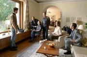Kilian Müller (Valentin Mirow, l.) erfährt von Anette Leubl (Lara Joy Körner, 2.v.r.) und Ferdinand Mitterhammer (Thomas Birnstiel, r.) von der Entführung. Die Kommissare Jerry Paulsen,2.v.l.) und Benedikt Beissl (Andreas Giebel, 3.v.r.) drängen auf Geheimhaltung. Polizistin Franzi (Paulina Rümmelein, 3.v.l.) überwacht die Fangschaltung. Kilian Müller (Valentin Mirow, l.) erfährt von Anette Leubl (Lara Joy Körner, 2.v.r.) und Ferdinand Mitterhammer (Thomas Birnstiel, r.) von der Entführung. Die Kommissare Jerry Paulsen,2.v.l.) und Benedikt Beissl (Andreas Giebel, 3.v.r.) drängen auf Geheimhaltung. Polizistin Franzi (Paulina Rümmelein, 3.v.l.) überwacht die Fangschaltung.