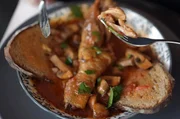 Eines von Napoleons Lieblingsessen: Poulet Marengo mit Knoblauchbrot Eines von Napoleons Lieblingsessen: Poulet Marengo mit Knoblauchbrot
