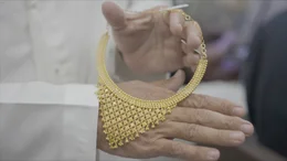 Eine M&auml;nnerhand pr&auml;sentiert ein goldenes Collier in Dubai.