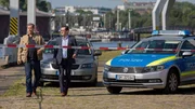 Die Ermittler Finn Kiesewetter (Sven Martinek, l.) und Lars Englen (Ingo Naujoks, r.) auf dem Weg zum Tatort. Die Ermittler Finn Kiesewetter (Sven Martinek, l.) und Lars Englen (Ingo Naujoks, r.) auf dem Weg zum Tatort.