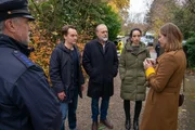 Noch am Tatort befragen Richard Voss (Jan-Gregor Kremp, M.), Tom Kupfer (Ludwig Blochberger, 2.v.l.) und Annabell Lorenz (Stephanie Stumph, 2.v.r.) Klara J&uuml;rgens (Alma Leiberg, r.), die die Leiche des ehemaligen Bundeswehrsoldaten gefunden hat.