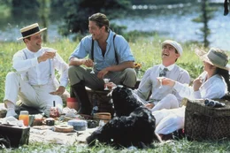 Alfred (Aidan Quinn, l.), Tristan (Brad Pitt, 2.v.l.) und Samuel (Henry Thomas, 2.v.r.) genie&szlig;en mit Susannah (Julia Ormond, r.) einige unbeschwerte Wochen, bevor die Br&uuml;der in den Krieg ziehen ...