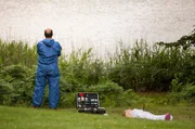 Eva Herzog (Petra Frank, liegend) wird von ihrem Ehemann mit einem Messer in der Brust im Garten gefunden. Der Pathologe Dr. Strahl (Christoph Tomanek) steht vor einem r&auml;tselhaften Fall.