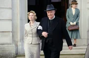 V.l.n.r.: Hester (Joanna Page), Dermot (David Calder), Miss Marple (Julia McKenzie). V.l.n.r.: Hester (Joanna Page), Dermot (David Calder), Miss Marple (Julia McKenzie).