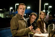 Die Suche nach der Kugel geht weiter. Alex Pollack (Hannes Jaenicke), Bram de Groot (Fedja van Huêt), Renee (Birgit Welink). Die Suche nach der Kugel geht weiter. Alex Pollack (Hannes Jaenicke), Bram de Groot (Fedja van Huêt), Renee (Birgit Welink).