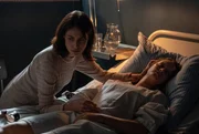 Eliza (Violetta Schurawlow, l.) macht sich Sorgen um ihre Schwester Agata (Elina Vildanova), die versucht hat, sich das Leben zu nehmen.