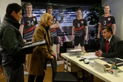 Martina Seiffert (Astrid M. Fünderich, M.) und Rico Sander (Benjamin Strecker, l.) ermitteln: Hat der despotische Präsident des Handballvereins "1. HC Stuttgart", Friedrich Brett (Bruno F. Apitz, r.) die ehemalige Vereinslegende umgebracht, weil dieser ihm sein Präsidentenamt streitig machen wollte? Martina Seiffert (Astrid M. Fünderich, M.) und Rico Sander (Benjamin Strecker, l.) ermitteln: Hat der despotische Präsident des Handballvereins "1. HC Stuttgart", Friedrich Brett (Bruno F. Apitz, r.) die ehemalige Vereinslegende umgebracht, weil dieser ihm sein Präsidentenamt streitig machen wollte?