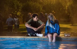 Luke (Archie Madekwe, l.) l&auml;dt Violet (Elle Fanning, r.) dazu ein, als S&auml;ngerin seiner Hobbyband beizutreten.