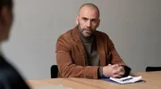 Sven Laban (Daniel Wiemer) will seinen Vater zwingen, den Führerschein für immer abzugeben, da bei ihm Alzheimer im Frühstadium diagnostiziert wurde. Sven Laban (Daniel Wiemer) will seinen Vater zwingen, den Führerschein für immer abzugeben, da bei ihm Alzheimer im Frühstadium diagnostiziert wurde.