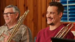 Jimmy Lecocq (Pierre Lottin, r.) spielt in einem Amateurorchester.