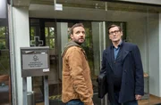 Gregor (Jonas Minthe, l.) und Lars (Ingo Naujoks, r.) wollen die Mitarbeitenden im Gemeindezentrum befragen. Jemand von ihnen muss Daniel Kramer überfahren haben. Gregor (Jonas Minthe, l.) und Lars (Ingo Naujoks, r.) wollen die Mitarbeitenden im Gemeindezentrum befragen. Jemand von ihnen muss Daniel Kramer überfahren haben.