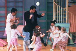James ( John Travolta) sorgt f&uuml;r Saturday Night Fever im Kindergarten.