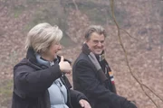 Cyrus LeVanu (Jeroen Krabbé) mit der Regisseurin Sarah Hellings. Cyrus LeVanu (Jeroen Krabbé) mit der Regisseurin Sarah Hellings.