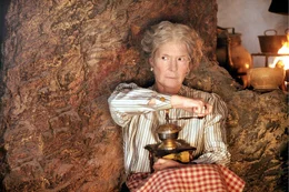 Christiane H&ouml;rbiger (Gro&szlig;mutter).