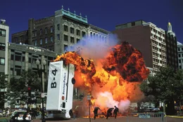 In Boston explodiert eine Bombe (Szene) mit derartiger Gewalt, da&szlig; selbst den hartgesottensten Experten des st&auml;dtischen Sprengkommandos mulmig wird.