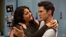 Michelle (Natasha Behnam, l.); Grant (Darren Barnet, r.)